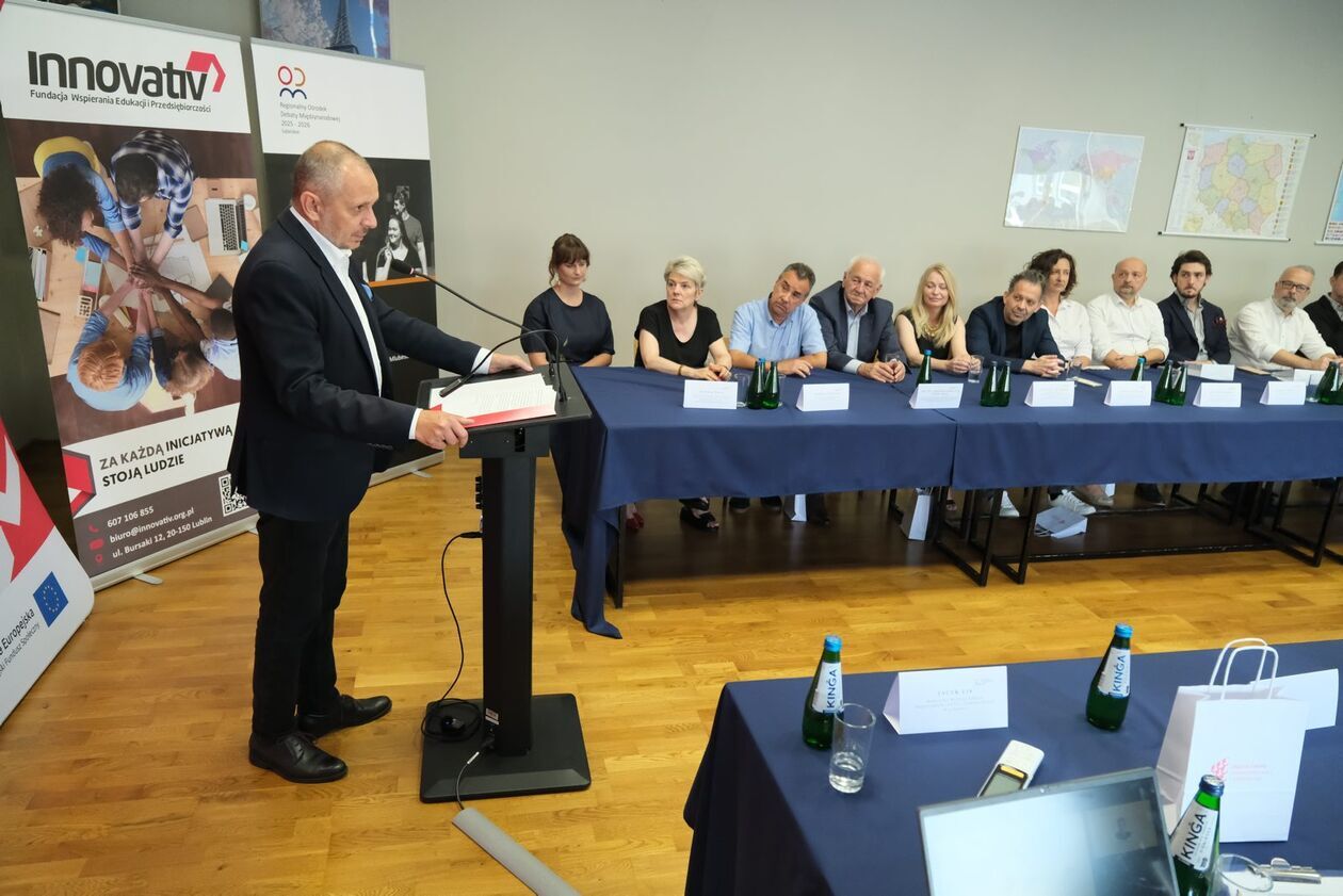  Otwarcie Regionalnego Ośrodka Debaty Międzynarodowej 2025-2026 na WSPiA (zdjęcie 7) - Autor: DW
