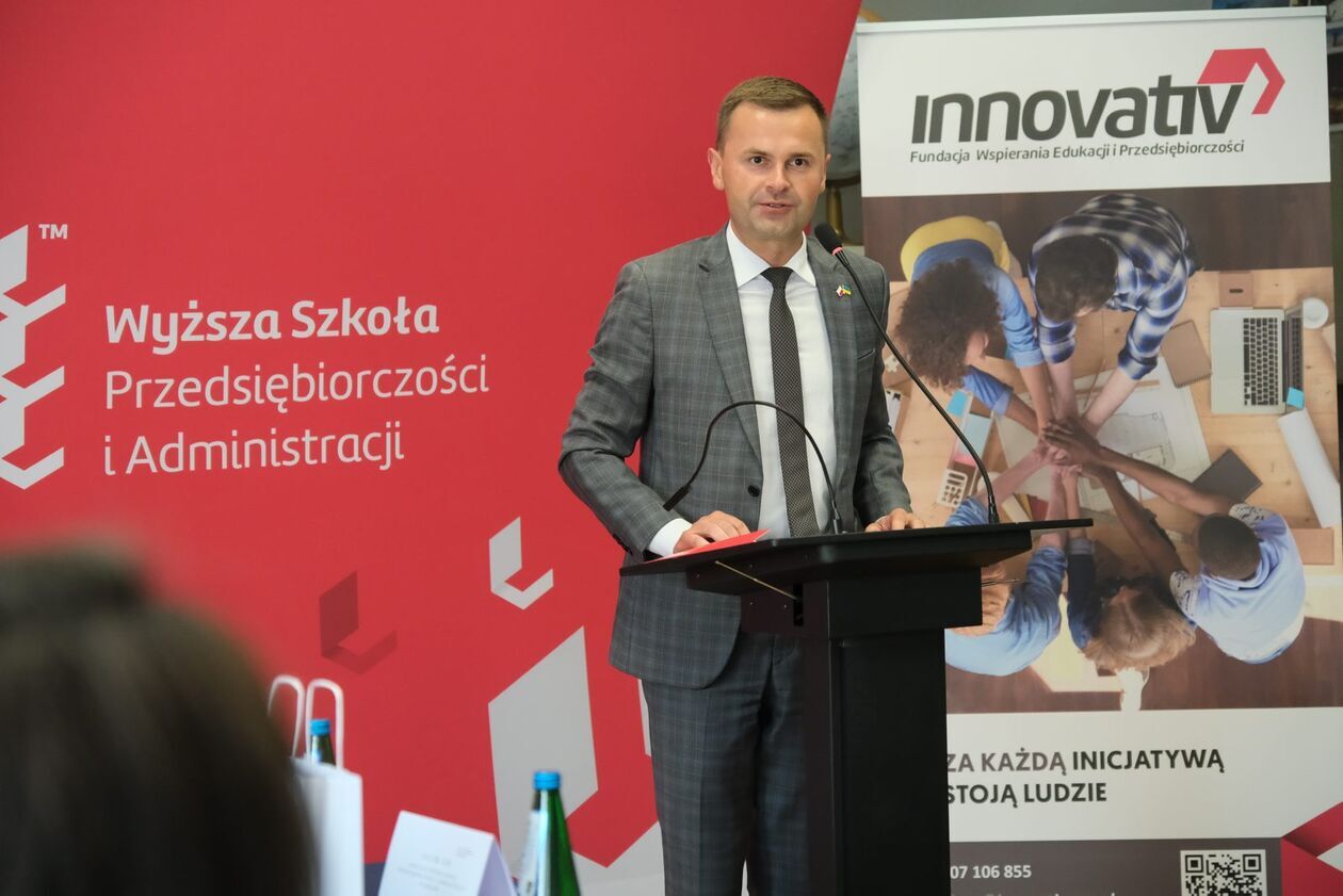  Otwarcie Regionalnego Ośrodka Debaty Międzynarodowej 2025-2026 na WSPiA (zdjęcie 12) - Autor: DW