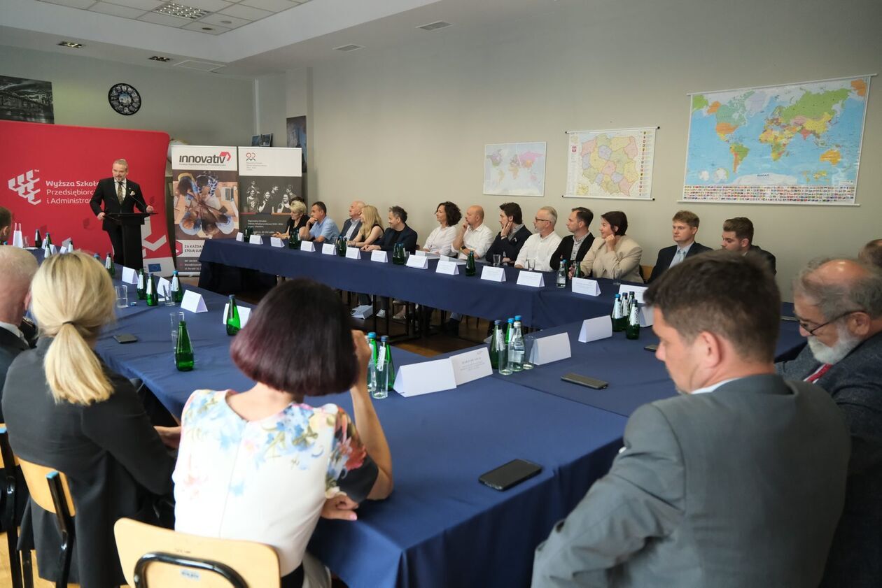  Otwarcie Regionalnego Ośrodka Debaty Międzynarodowej 2025-2026 na WSPiA (zdjęcie 2) - Autor: DW