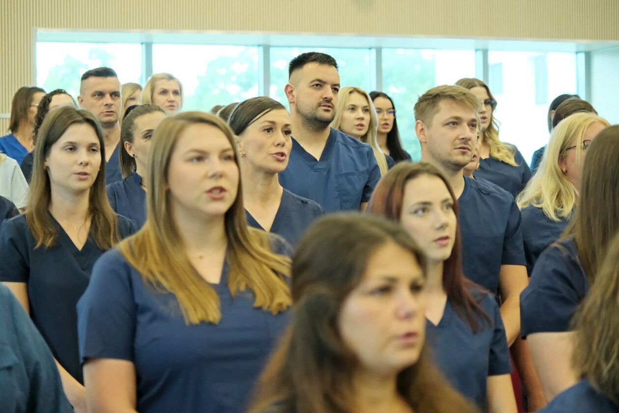 Wręczenie dyplomów absolwentom kierunku Pielęgniarstwo w Lubelskiej Akademii WSEI  (zdjęcie 18) - Autor: DW