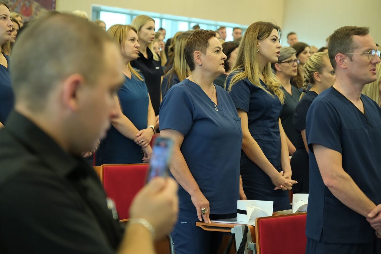  Wręczenie dyplomów absolwentom kierunku Pielęgniarstwo w Lubelskiej Akademii WSEI  (zdjęcie 21) - Autor: DW