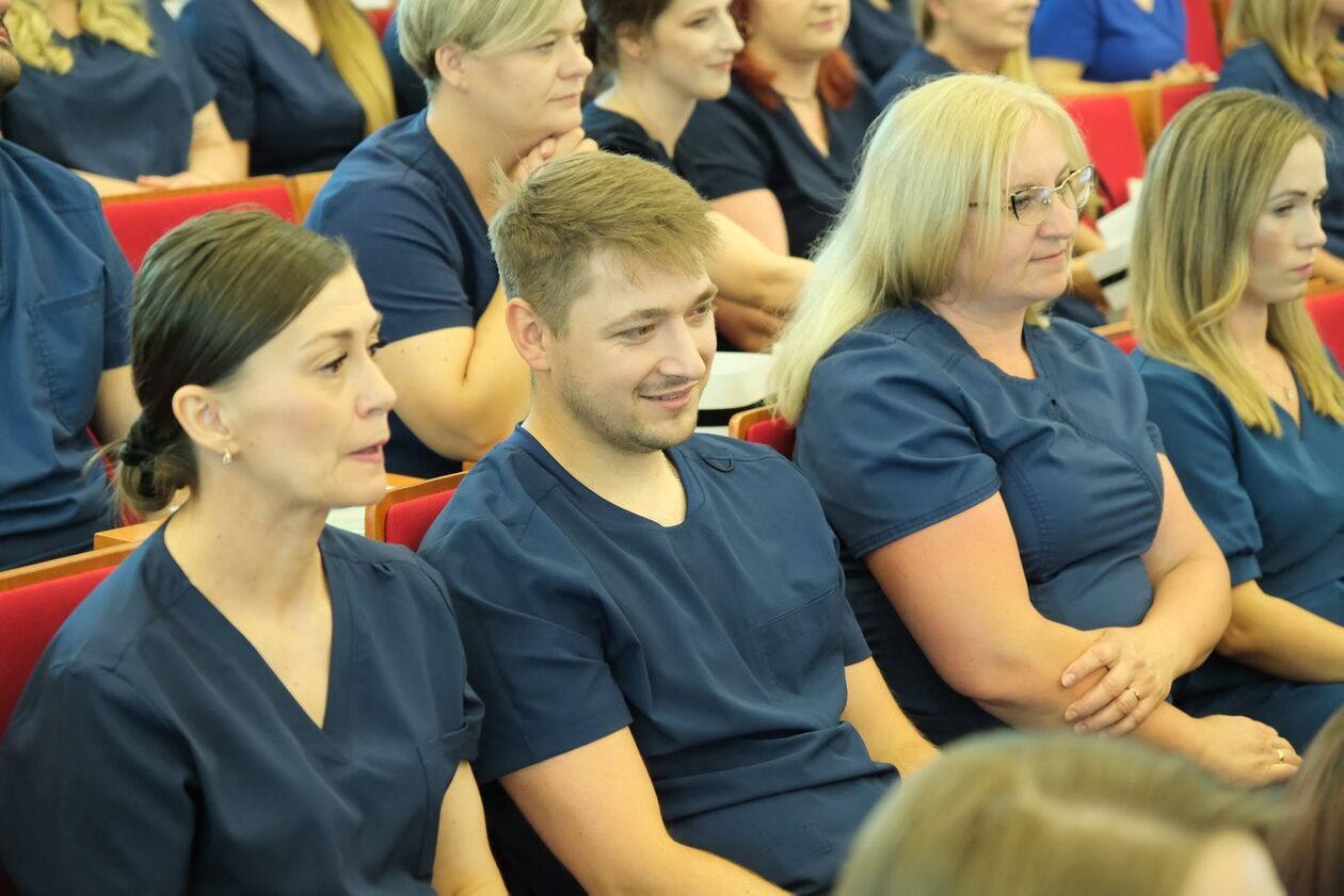  Wręczenie dyplomów absolwentom kierunku Pielęgniarstwo w Lubelskiej Akademii WSEI  (zdjęcie 7) - Autor: DW