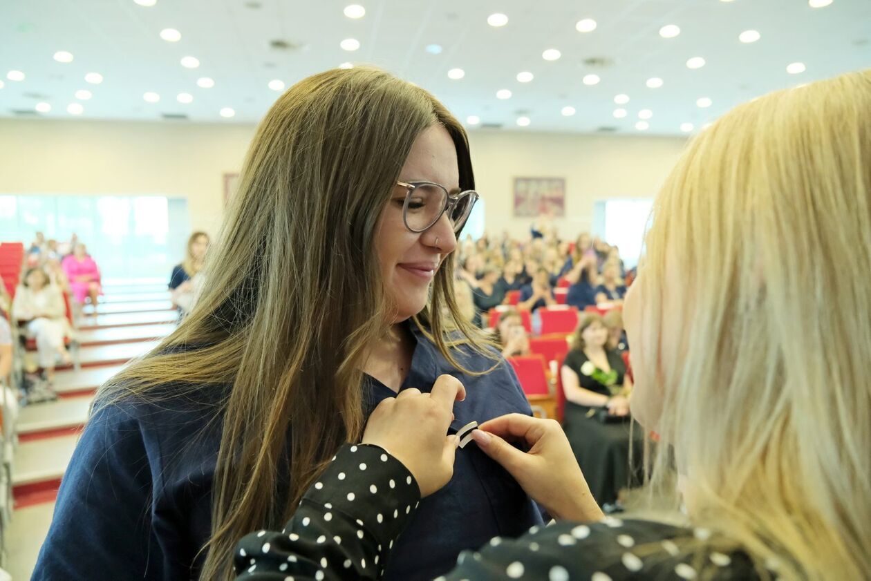  Wręczenie dyplomów absolwentom kierunku Pielęgniarstwo w Lubelskiej Akademii WSEI  (zdjęcie 32) - Autor: DW