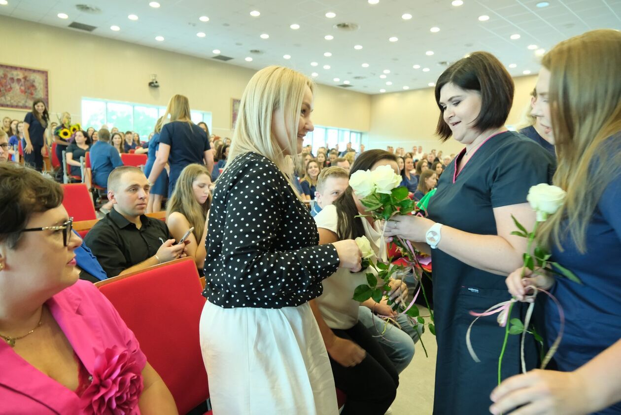  Wręczenie dyplomów absolwentom kierunku Pielęgniarstwo w Lubelskiej Akademii WSEI  (zdjęcie 12) - Autor: DW