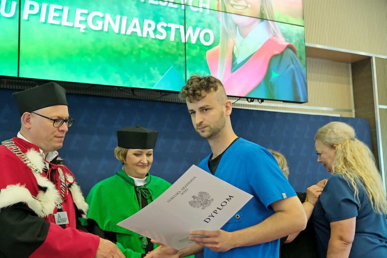  Wręczenie dyplomów absolwentom kierunku Pielęgniarstwo w Lubelskiej Akademii WSEI  (zdjęcie 29) - Autor: DW