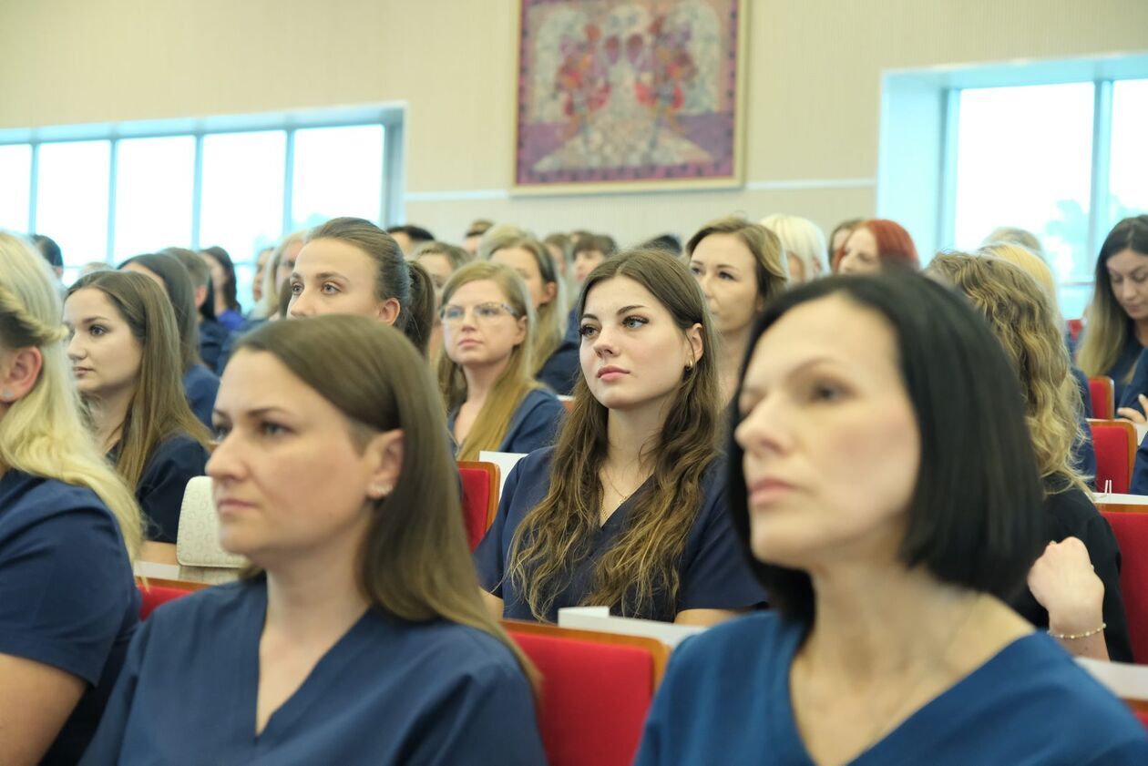  Wręczenie dyplomów absolwentom kierunku Pielęgniarstwo w Lubelskiej Akademii WSEI  (zdjęcie 10) - Autor: DW