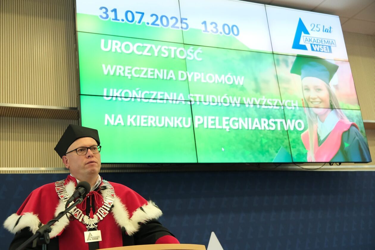  Wręczenie dyplomów absolwentom kierunku Pielęgniarstwo w Lubelskiej Akademii WSEI  (zdjęcie 9) - Autor: DW