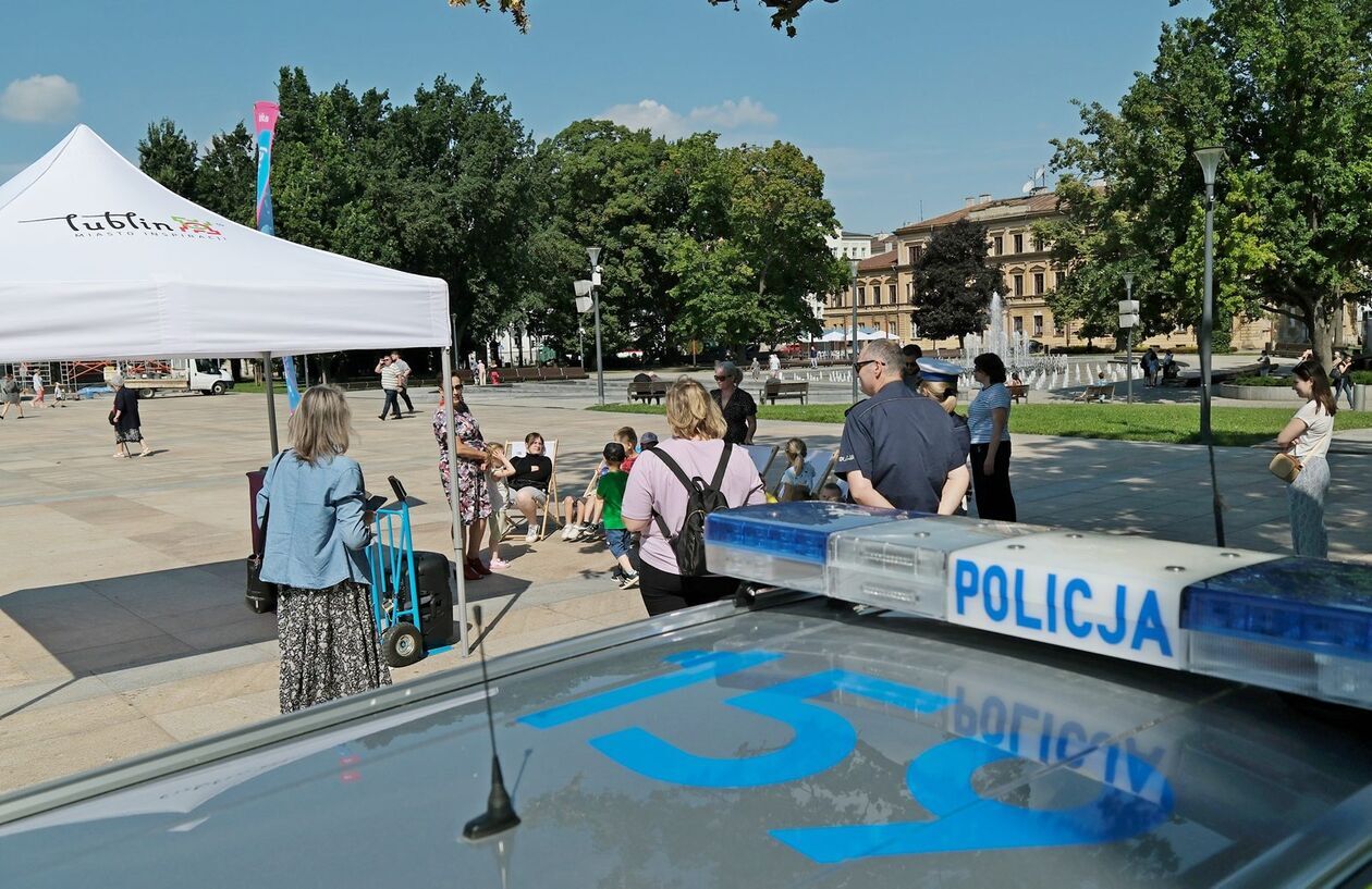 Zajęcia z bezpiecznego poruszania się na hulajnogach na pl. Litewskim