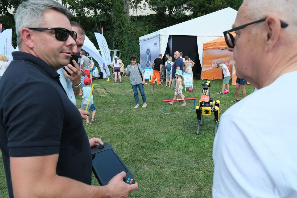 Lato z radiem i TVP - do 18.00 trwa piknik edukacyjny na Błoniach pod Zamkiem  (zdjęcie 15) - Autor: DW