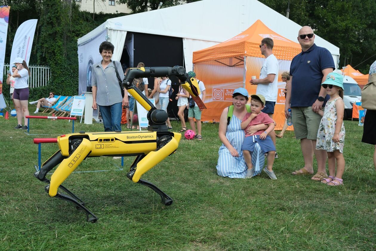  Lato z radiem i TVP - do 18.00 trwa piknik edukacyjny na Błoniach pod Zamkiem  (zdjęcie 14) - Autor: DW
