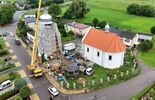 Montaż hełmu dzwonnicy w Wojsławicach po rekonstrukcji (zdjęcie 3)