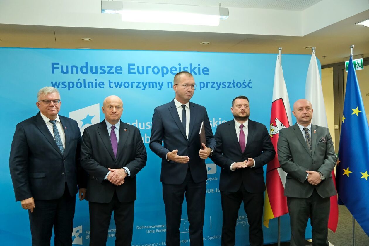  Odebranie umów o dofinansowanie z funduszy europejskich (zdjęcie 22) - Autor: DW