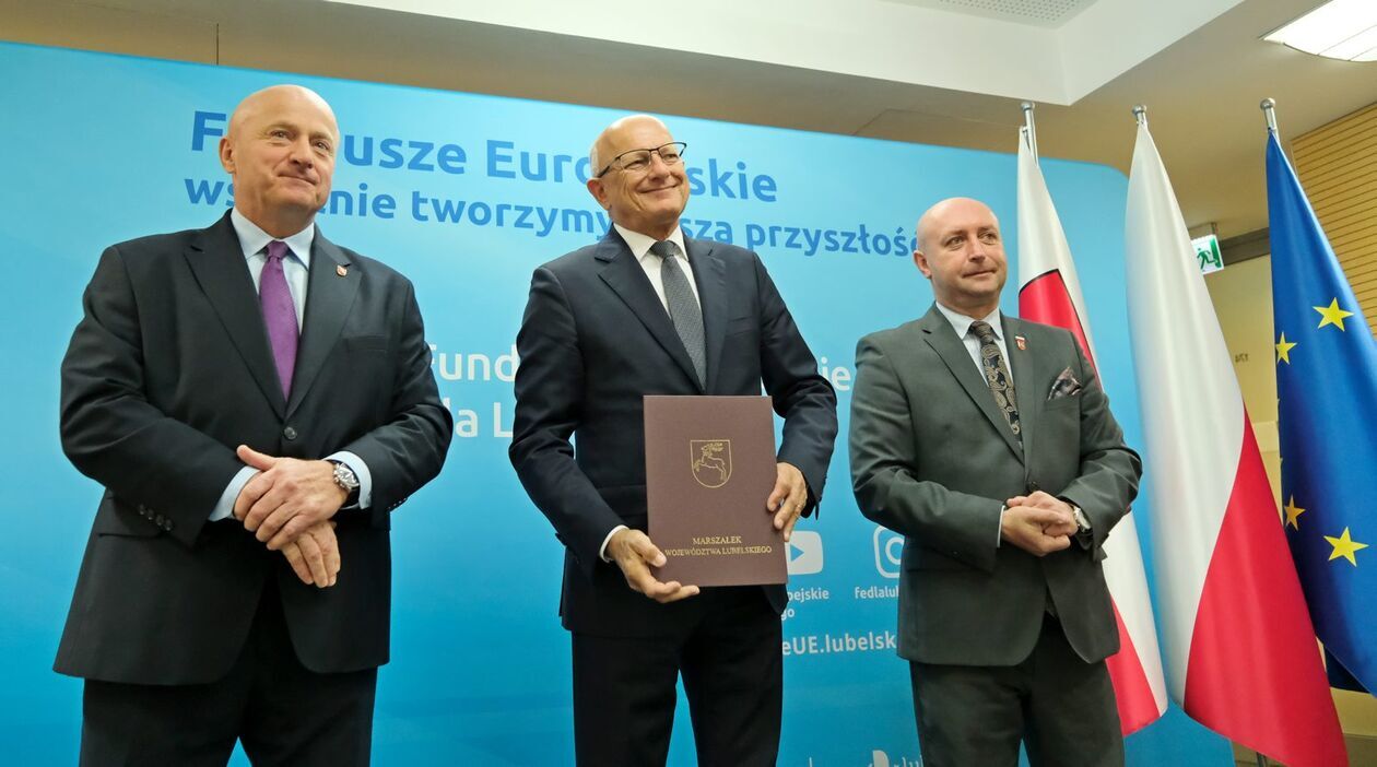  Odebranie umów o dofinansowanie z funduszy europejskich (zdjęcie 7) - Autor: DW