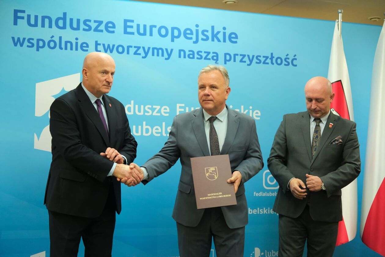  Odebranie umów o dofinansowanie z funduszy europejskich (zdjęcie 18) - Autor: DW