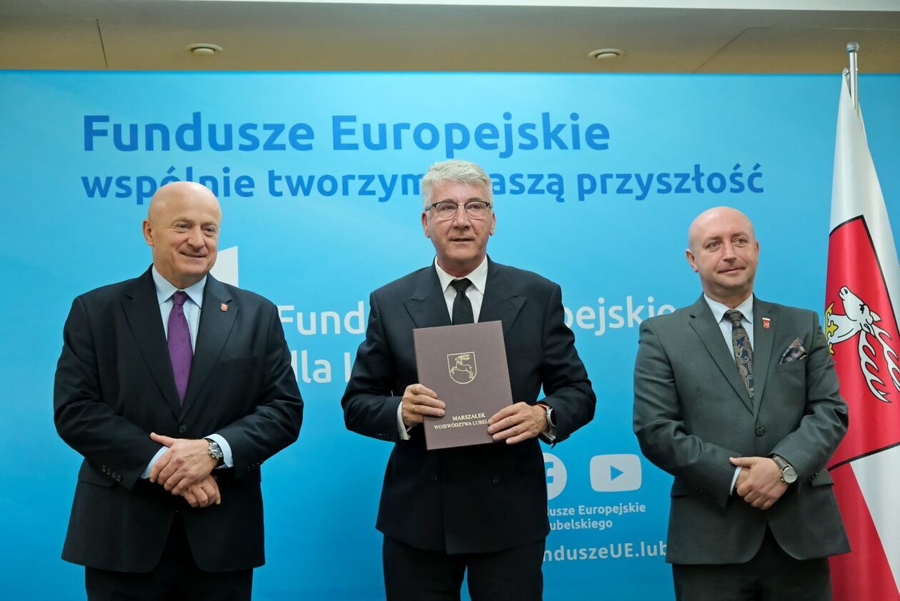  Odebranie umów o dofinansowanie z funduszy europejskich (zdjęcie 15) - Autor: DW