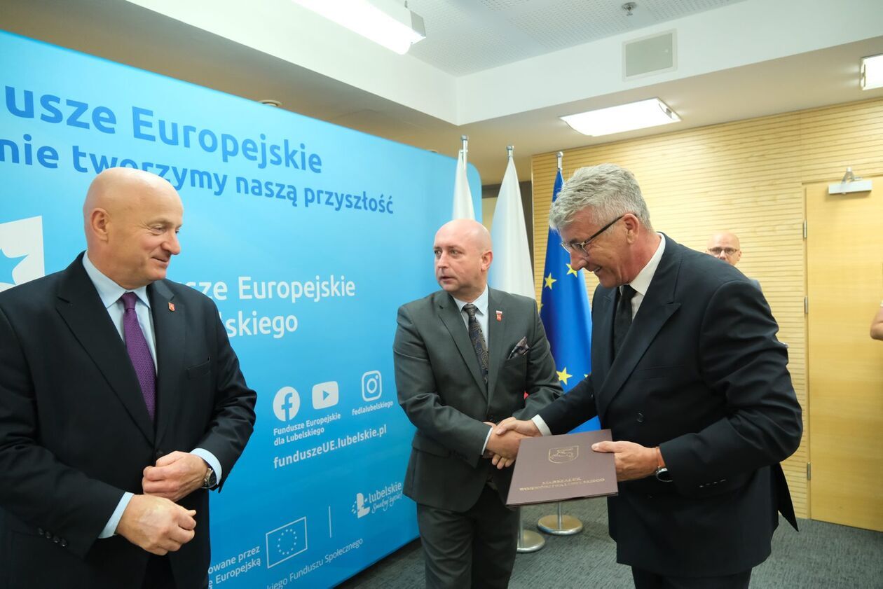  Odebranie umów o dofinansowanie z funduszy europejskich (zdjęcie 14) - Autor: DW