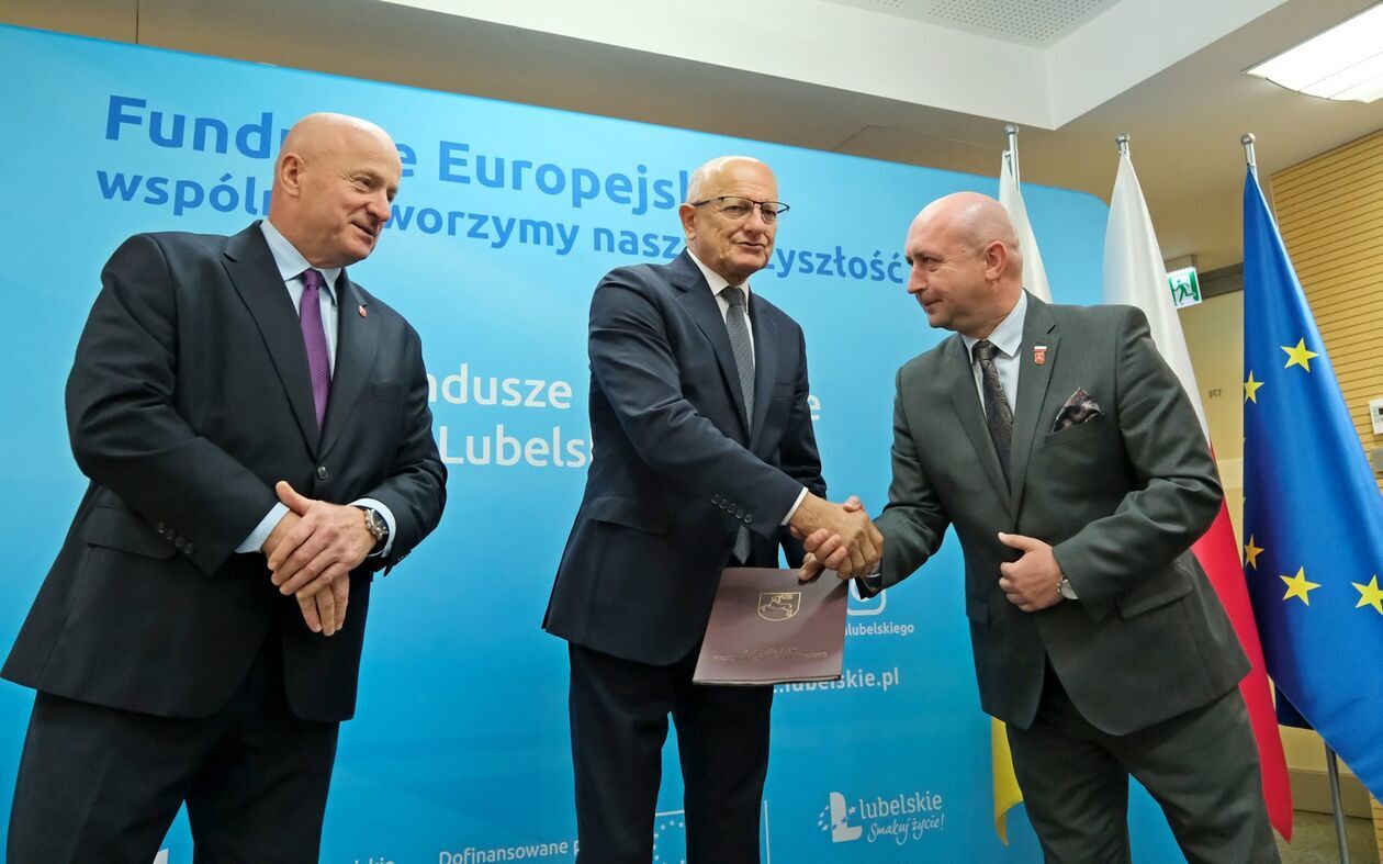 Odebranie umów o dofinansowanie z funduszy europejskich - Autor: DW