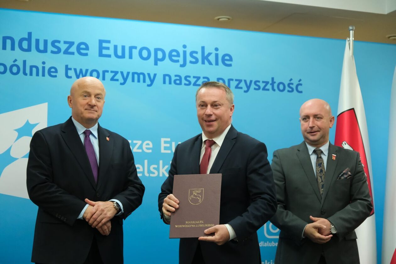  Odebranie umów o dofinansowanie z funduszy europejskich (zdjęcie 19) - Autor: DW