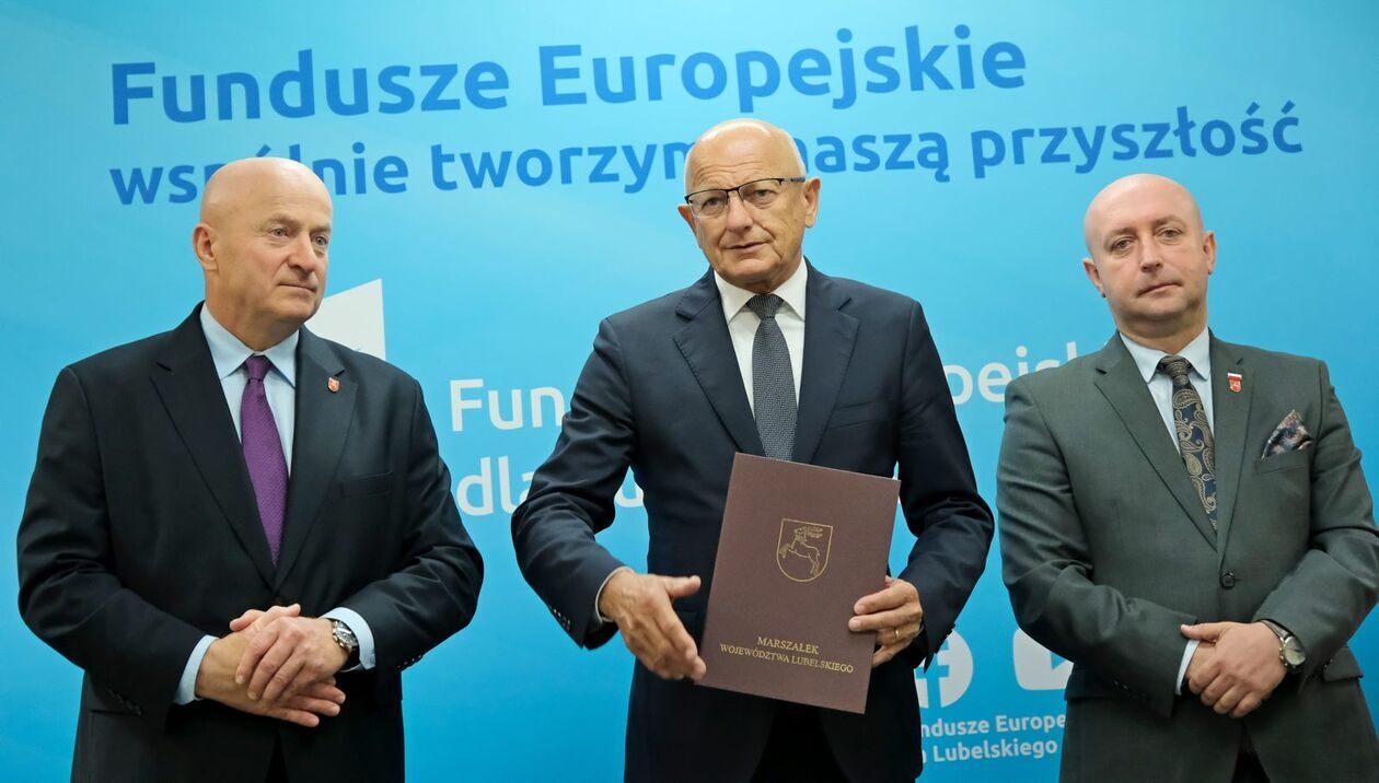  Odebranie umów o dofinansowanie z funduszy europejskich (zdjęcie 10) - Autor: DW