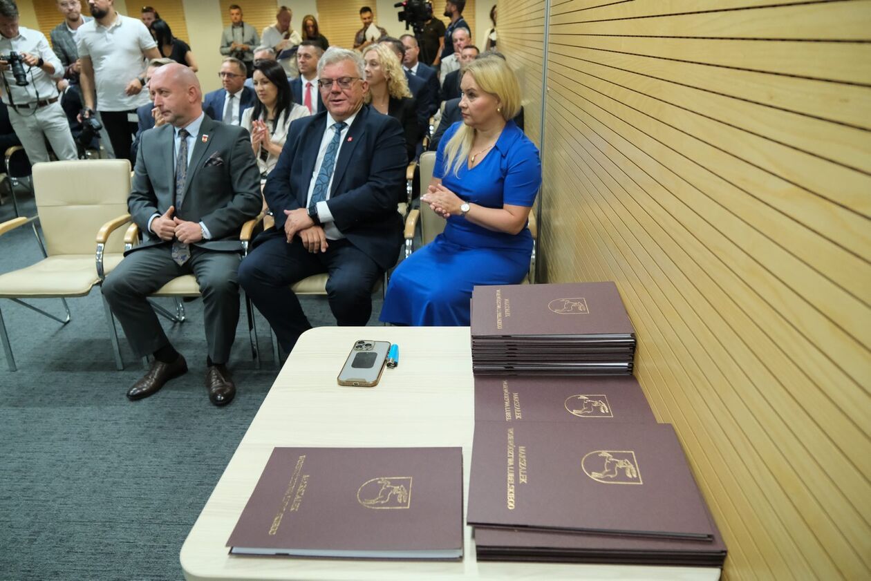  Odebranie umów o dofinansowanie z funduszy europejskich (zdjęcie 6) - Autor: DW