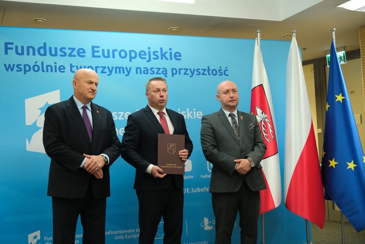  Odebranie umów o dofinansowanie z funduszy europejskich (zdjęcie 20) - Autor: DW