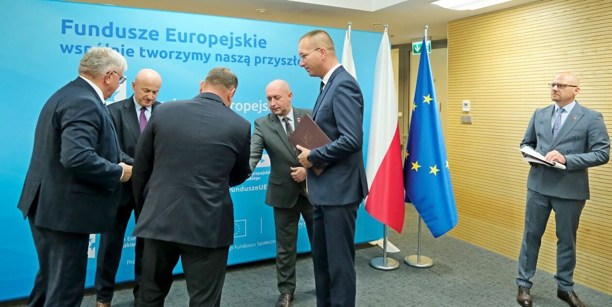  Odebranie umów o dofinansowanie z funduszy europejskich (zdjęcie 21) - Autor: DW