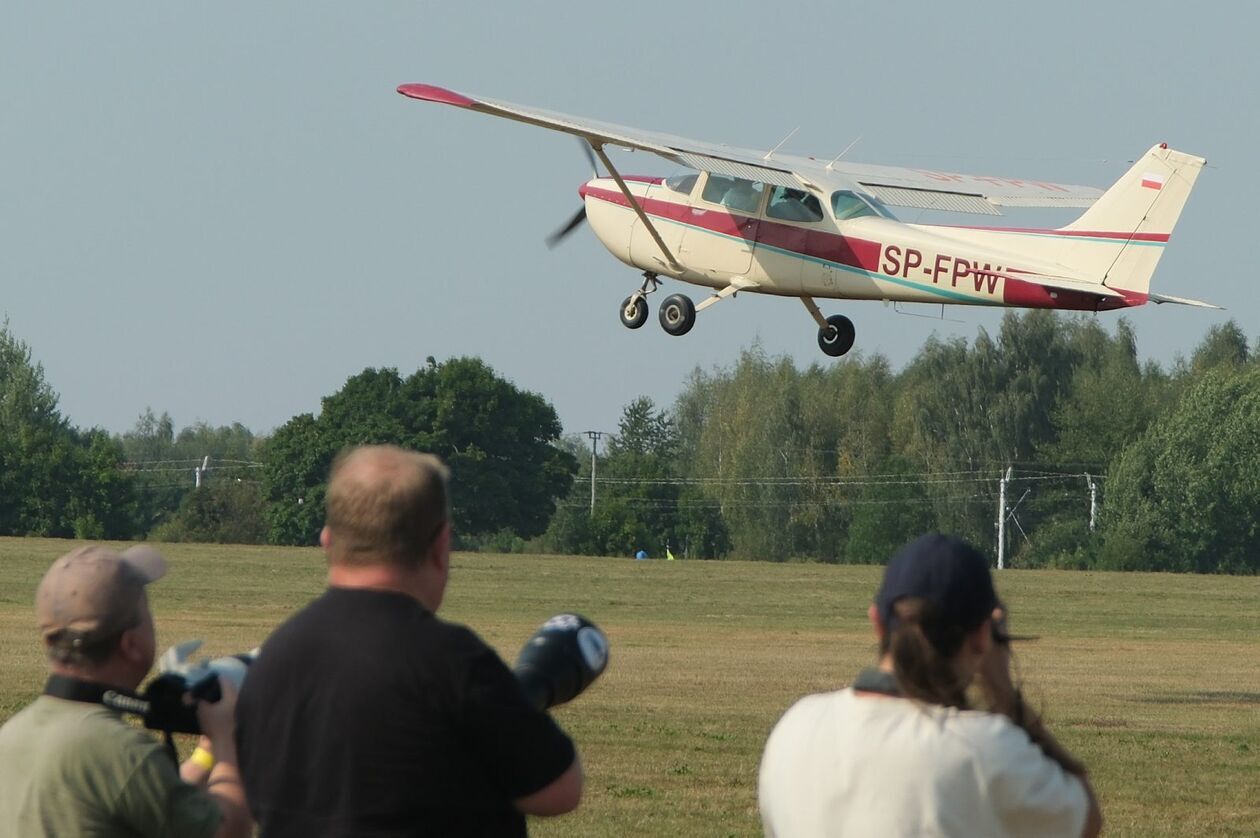  Lotnicze gwiazdy wystąpiły w Radawcu (zdjęcie 56) - Autor: DW