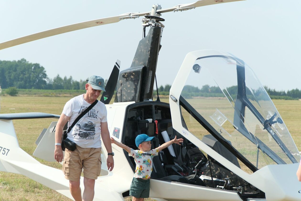  Lotnicze gwiazdy wystąpiły w Radawcu (zdjęcie 25) - Autor: DW