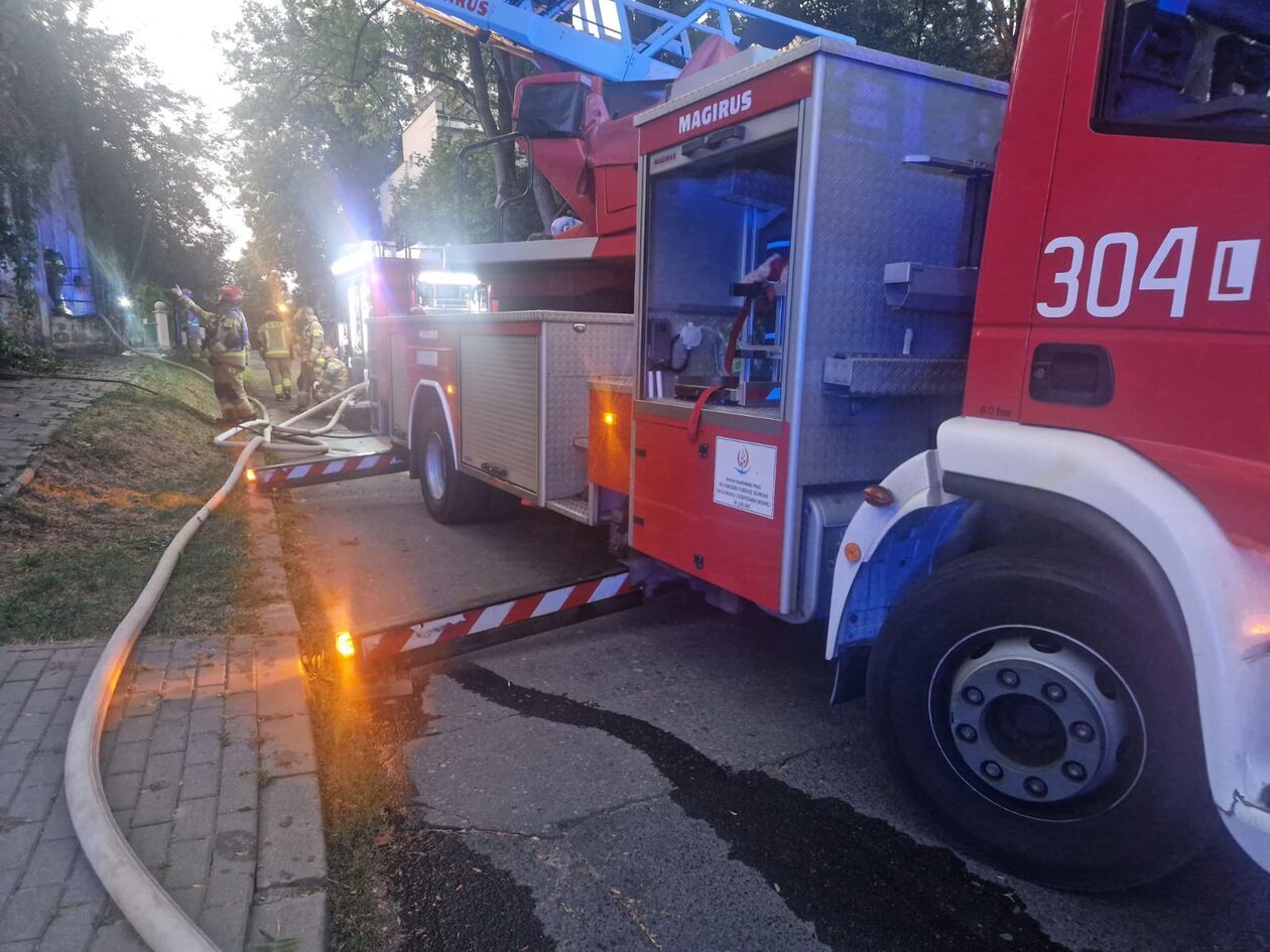  Nocny pożar kamienicy  przy ulicy Słowikowskiego  (zdjęcie 8) - Autor: KM PSP w Lublinie