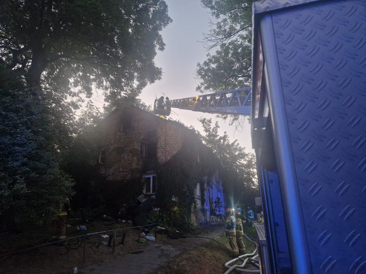  Nocny pożar kamienicy  przy ulicy Słowikowskiego  (zdjęcie 9) - Autor: KM PSP w Lublinie