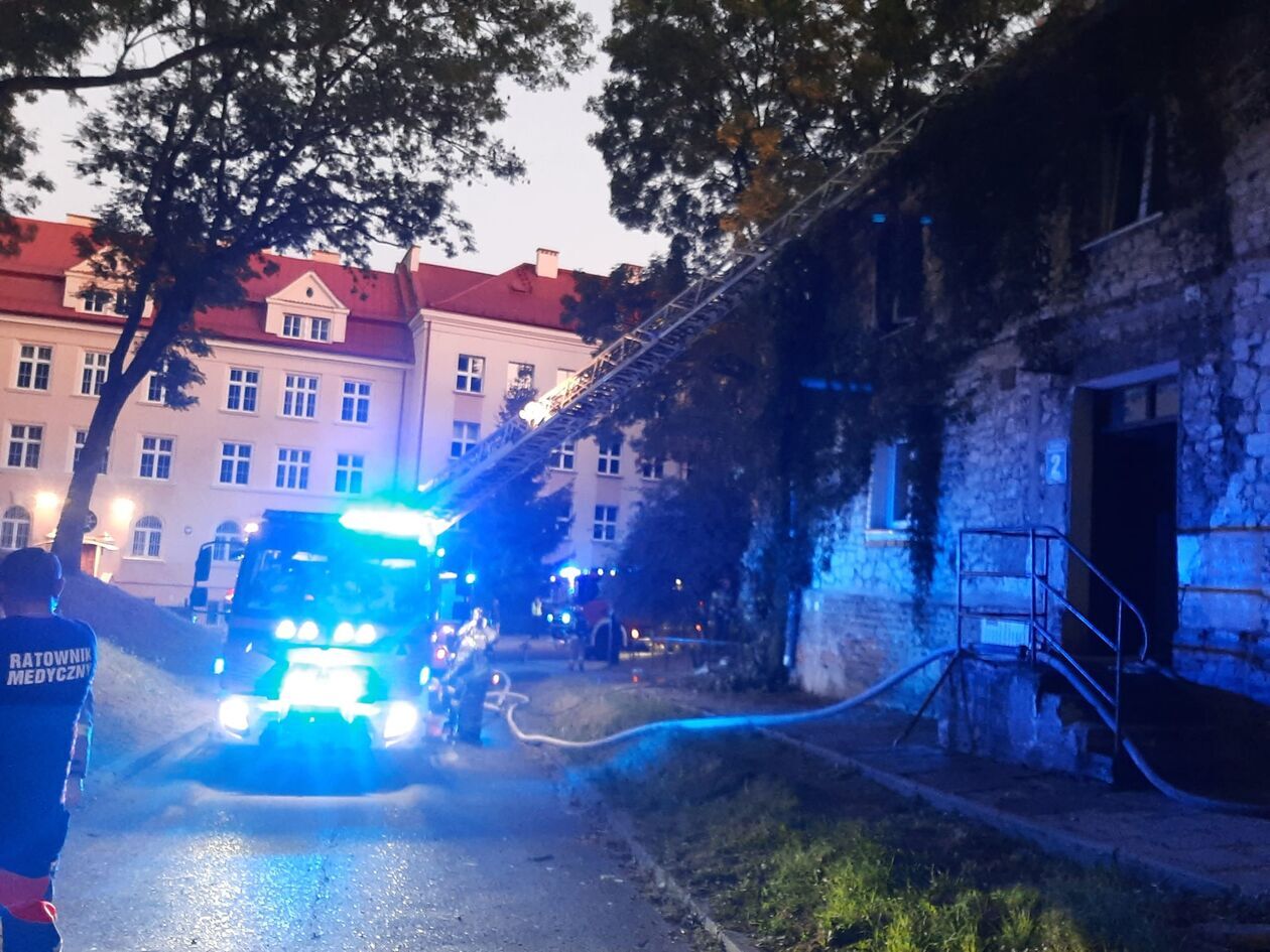  Nocny pożar kamienicy  przy ulicy Słowikowskiego  (zdjęcie 2) - Autor: KM PSP w Lublinie