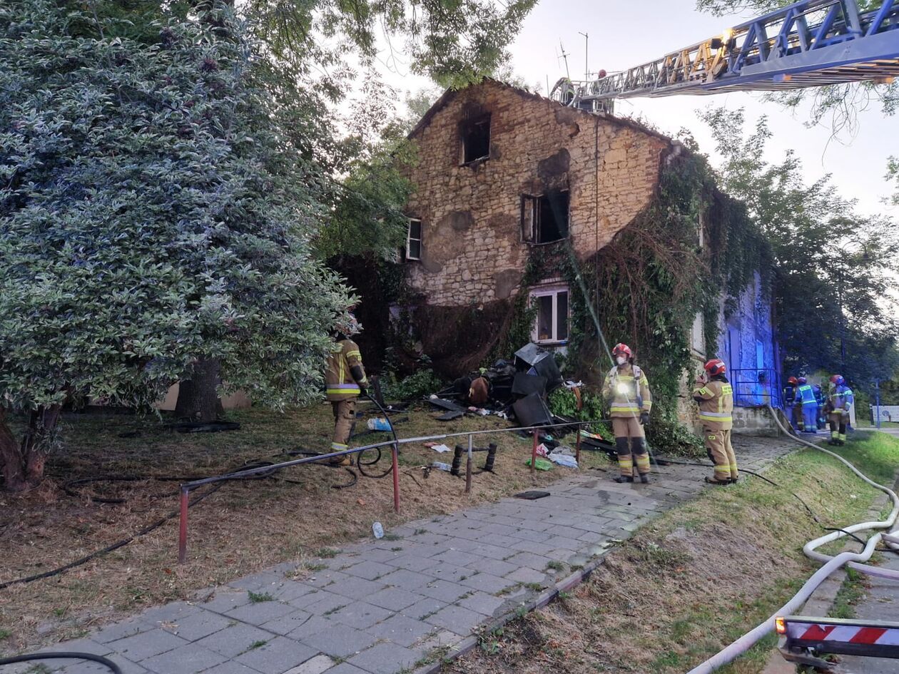  Nocny pożar kamienicy  przy ulicy Słowikowskiego  (zdjęcie 3) - Autor: KM PSP w Lublinie
