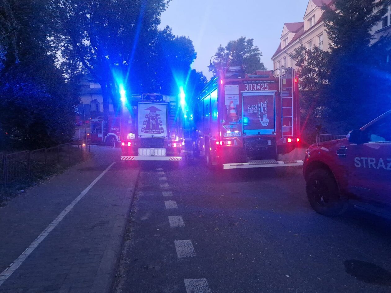  Nocny pożar kamienicy  przy ulicy Słowikowskiego  (zdjęcie 10) - Autor: KM PSP w Lublinie