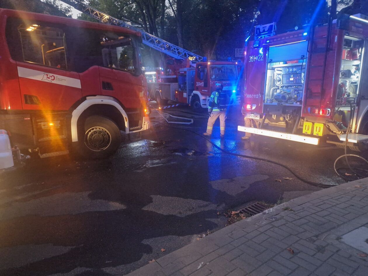  Nocny pożar kamienicy  przy ulicy Słowikowskiego   - Autor: KM PSP w Lublinie