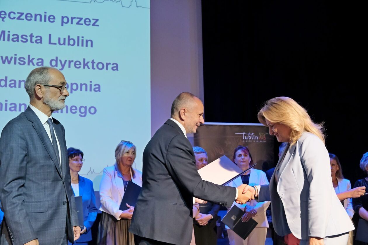  Przed pierwszym dzwonkiem: nominacje dla dyrektorów, awanse dla nauczycieli (zdjęcie 14) - Autor: DW
