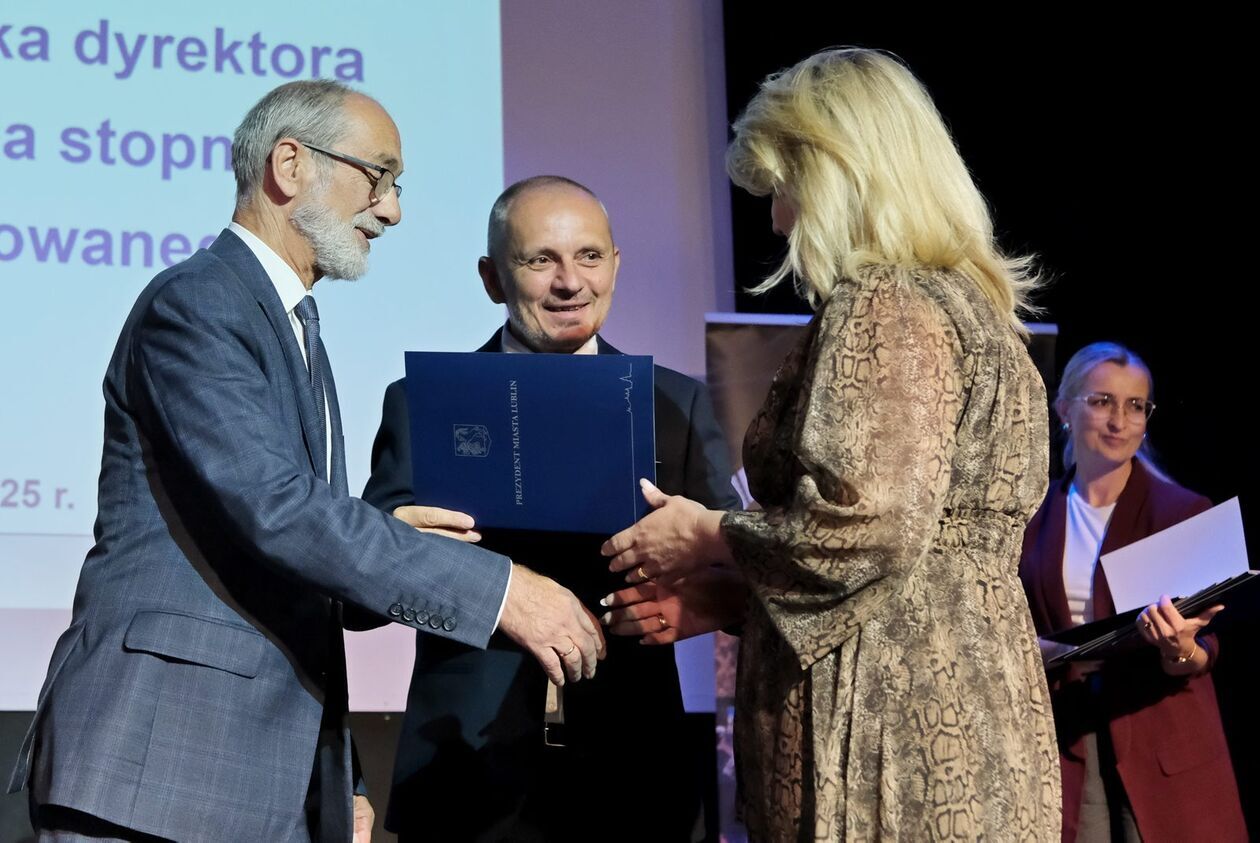  Przed pierwszym dzwonkiem: nominacje dla dyrektorów, awanse dla nauczycieli (zdjęcie 8) - Autor: DW