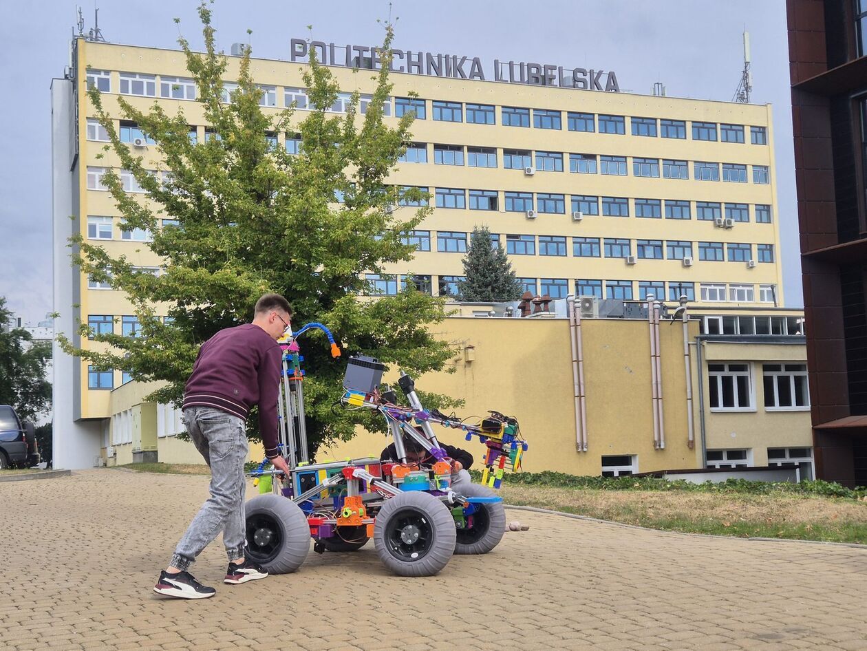  Pokaz najnowszego marsjańskiego łazika Orion V zbudowanego przez studentów politechniki (zdjęcie 7) - Autor: DW