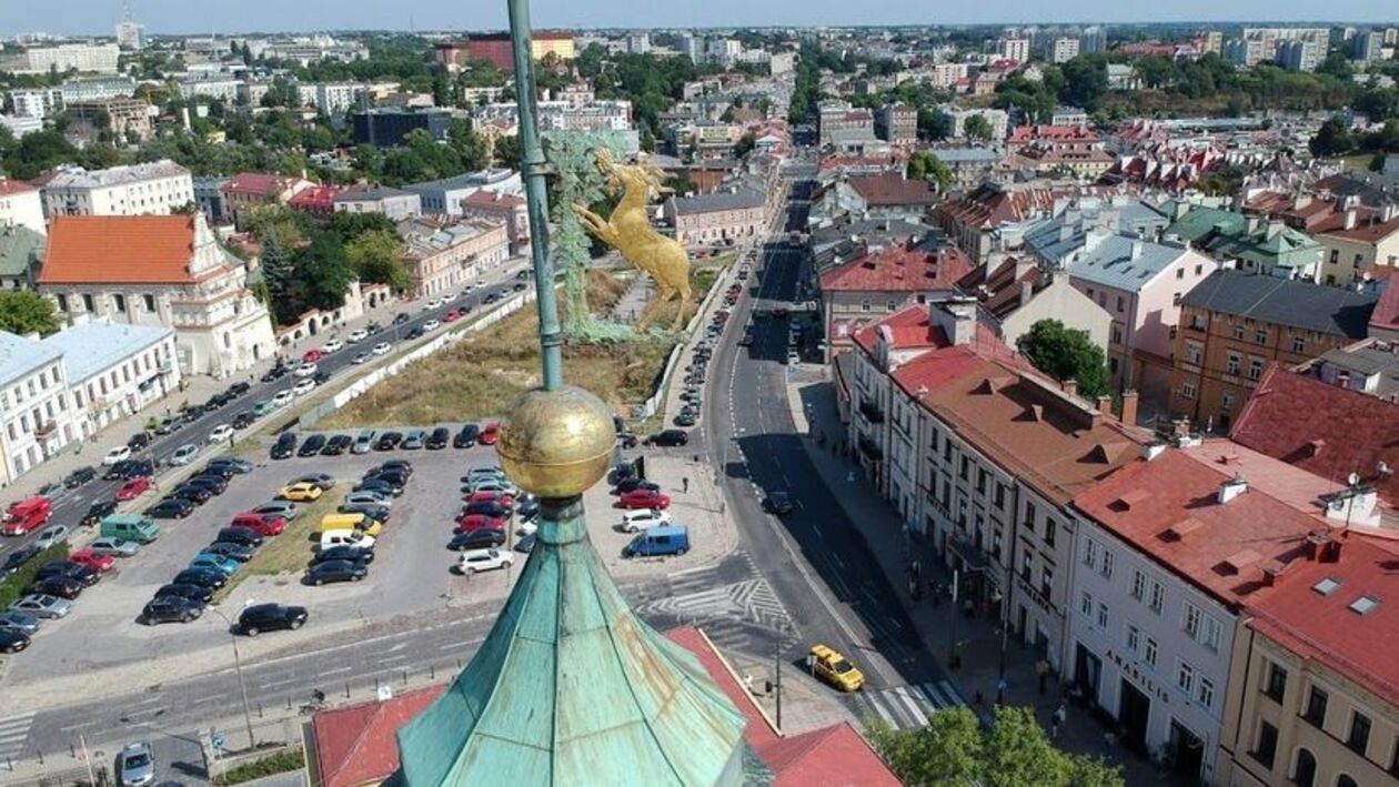 <p>Praktyczne centrum Lublina. Jednak zdarza się spotkać tam amator&oacute;w tanich trunk&oacute;w i drobnych złodziejaszk&oacute;w.&nbsp;</p>
