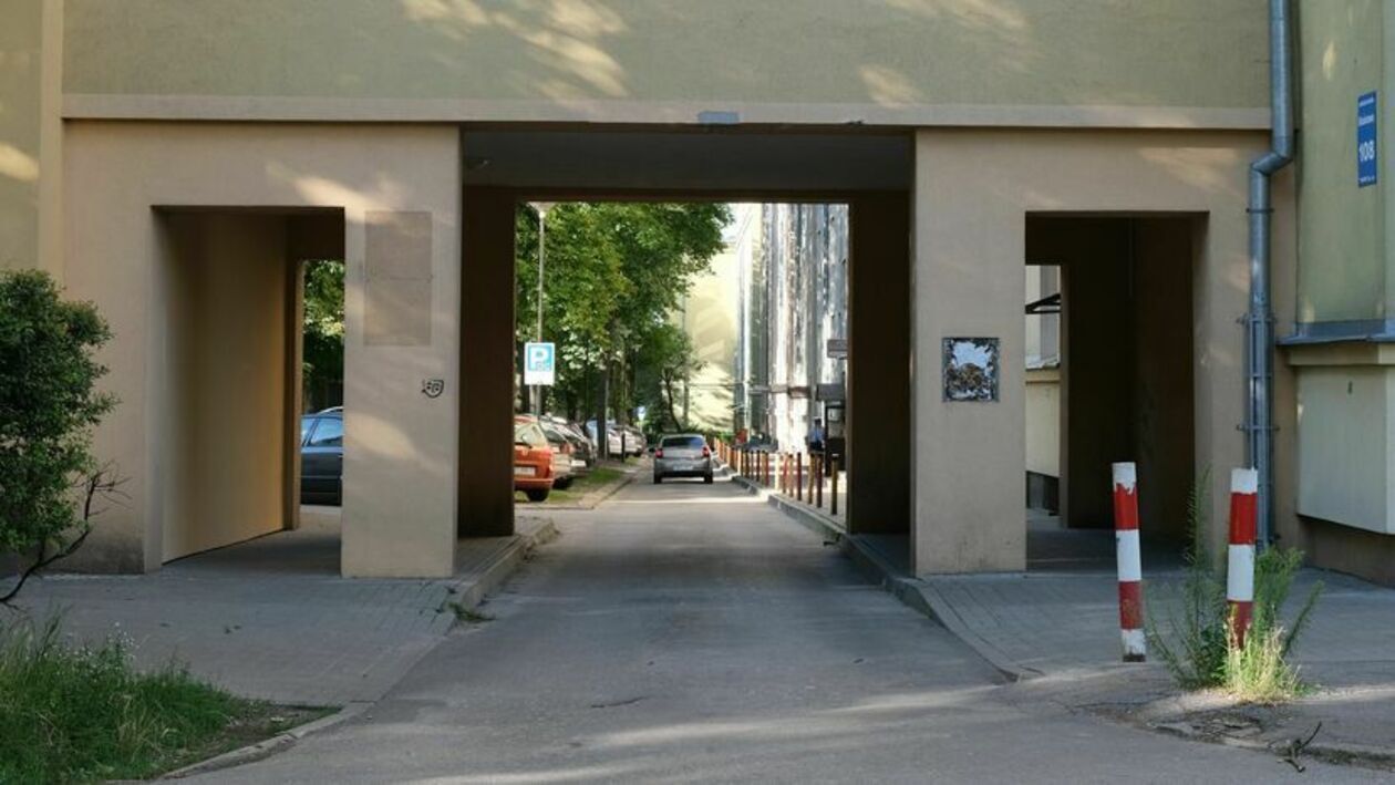  <p>Jedną z gł&oacute;wnych ulic dzielnicy jest Droga Męczennik&oacute;w Majdanka. W tej dzielnicy spotkamy pijaczk&oacute;w i drobnych zlodziejaszk&oacute;w.&nbsp;</p>