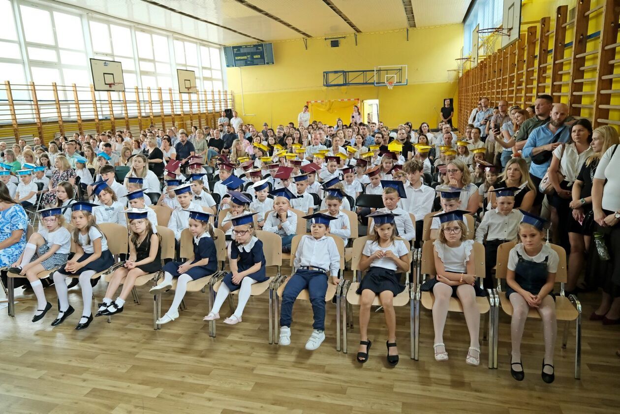 Pasowanie na ucznia i pierwszy dzwonek w SP 16 (zdjęcie 9) - Autor: DW