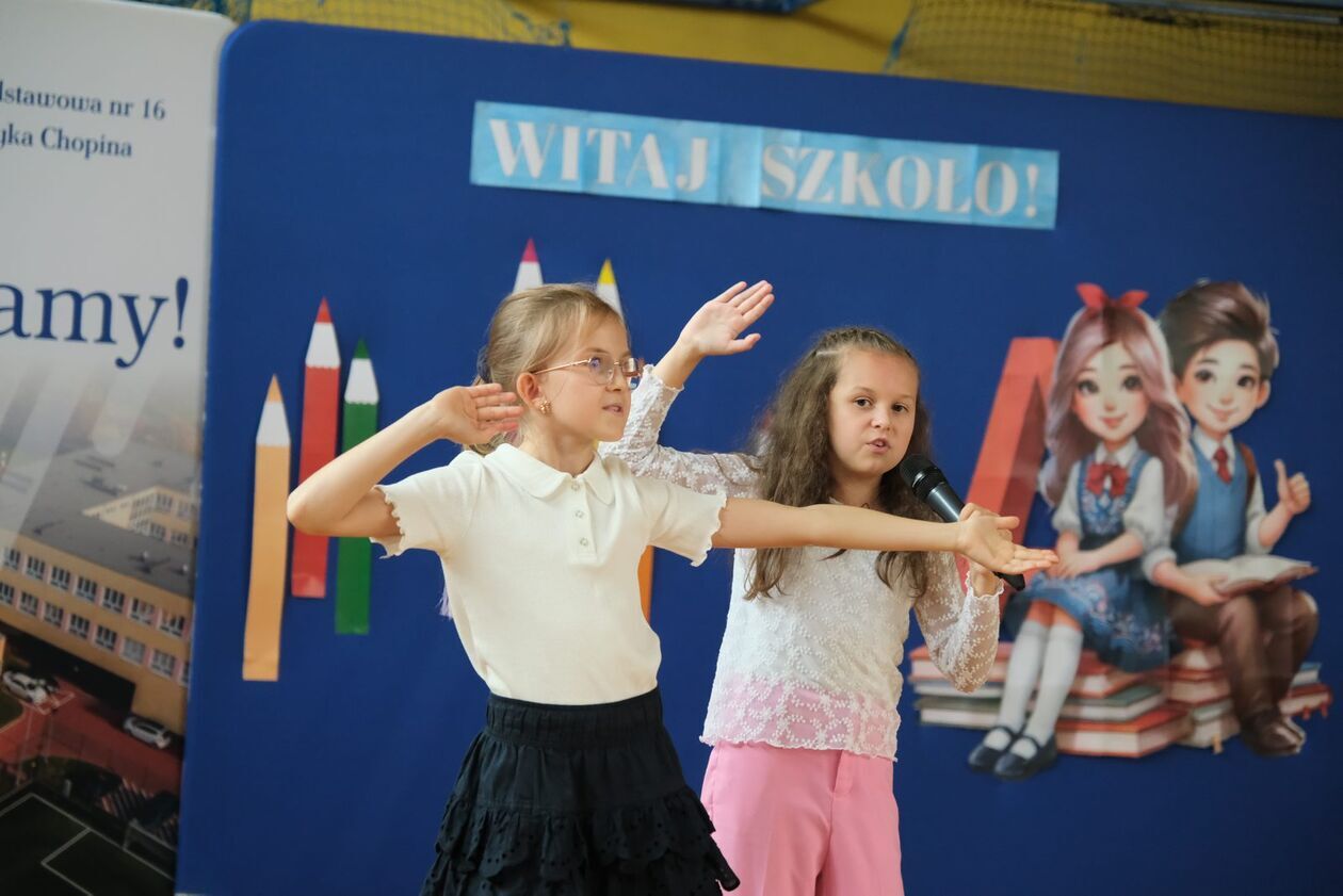  Pasowanie na ucznia i pierwszy dzwonek w SP 16 (zdjęcie 14) - Autor: DW