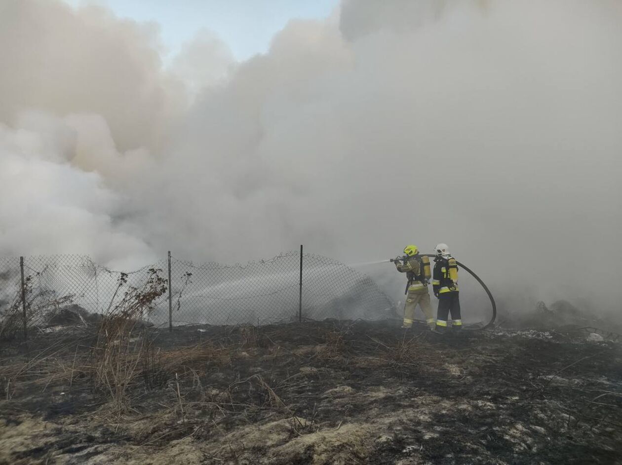  Dogaszenie pożaru w Bełżycach (zdjęcie 2) - Autor: KM PSP Lublin