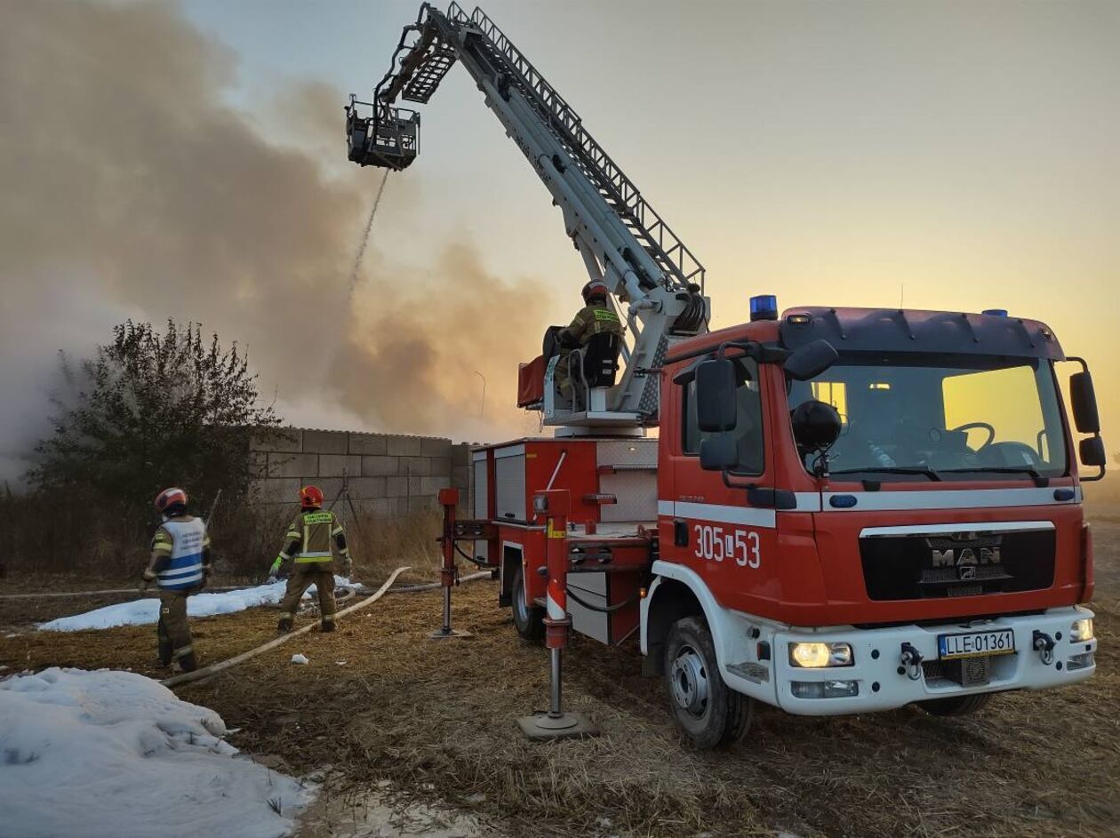  Dogaszenie pożaru w Bełżycach (zdjęcie 4) - Autor: KM PSP Lublin