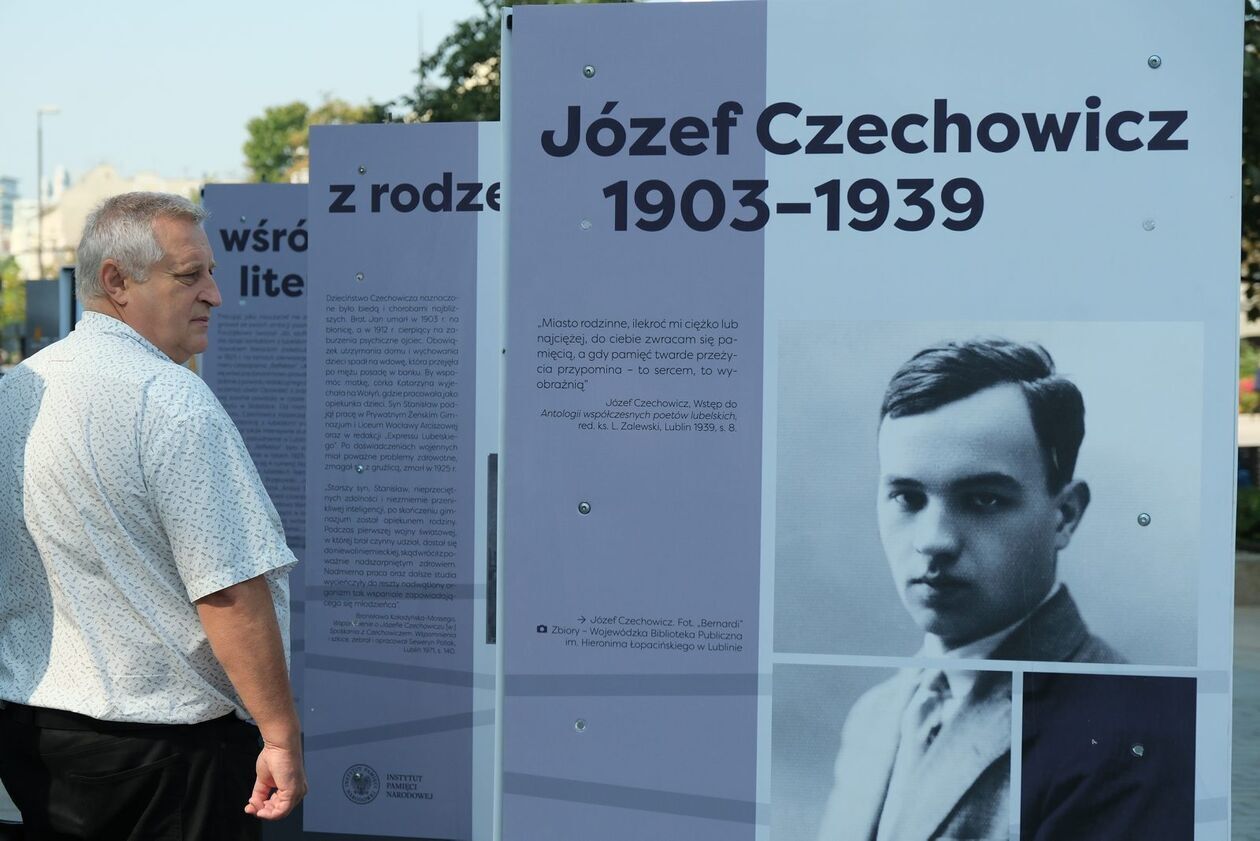 Obchody rocznicy bombardowania Lublina - uroczystość przy pomniku Józefa Czechowicza (zdjęcie 26) - Autor: DW