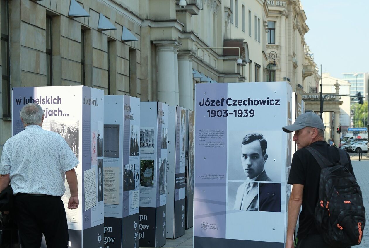  Obchody rocznicy bombardowania Lublina - uroczystość przy pomniku Józefa Czechowicza (zdjęcie 25) - Autor: DW