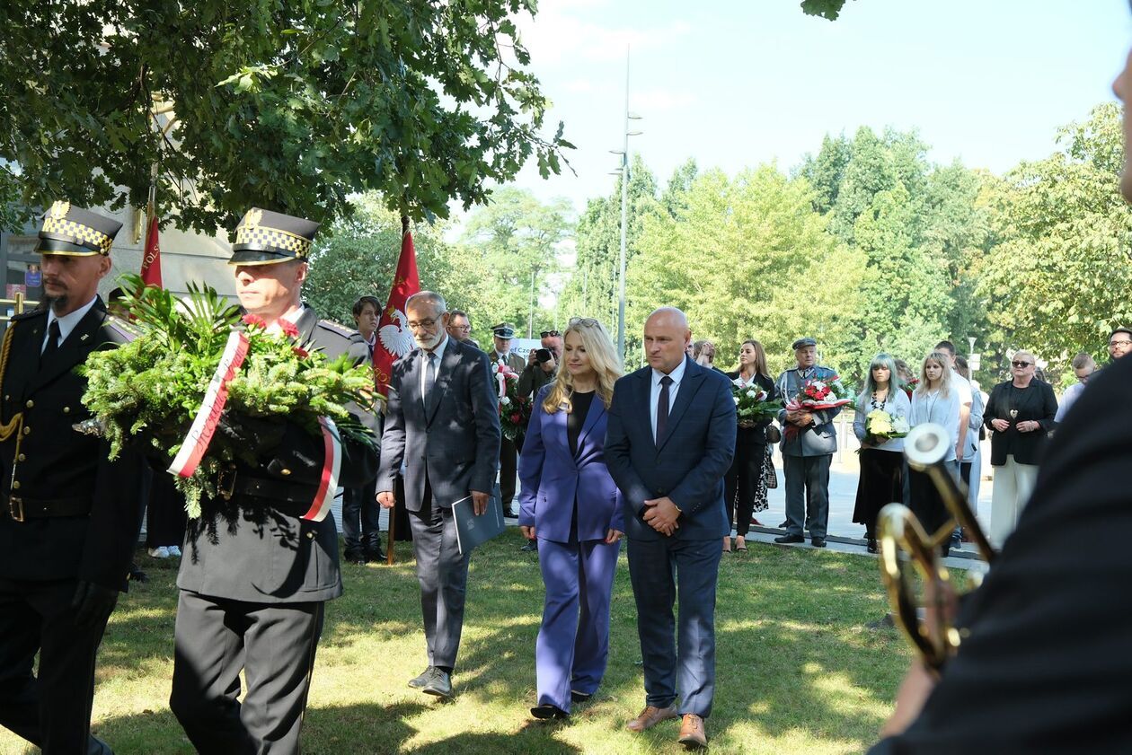  Obchody rocznicy bombardowania Lublina - uroczystość przy pomniku Józefa Czechowicza (zdjęcie 16) - Autor: DW