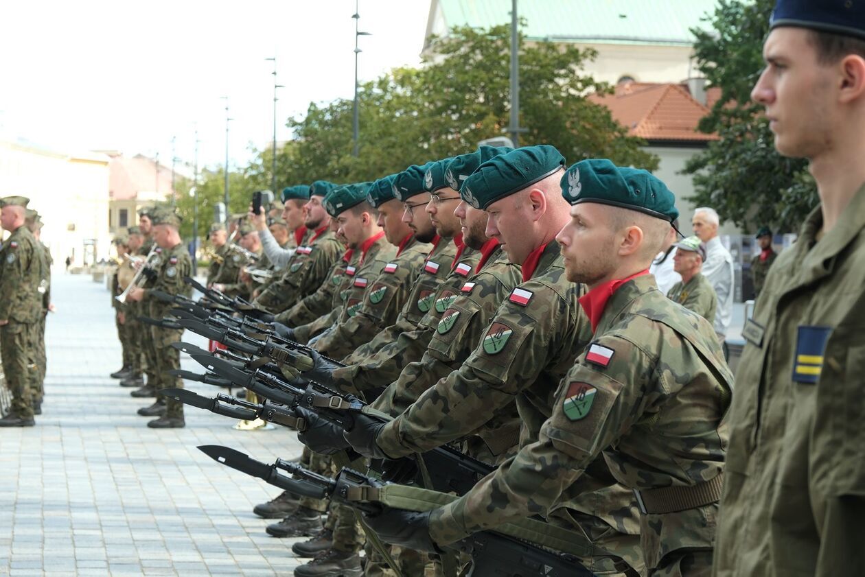  Lublin uczcił 86. rocznicę agresji sowieckiej na Polskę i Dzień Sybiraka (zdjęcie 25) - Autor: DW