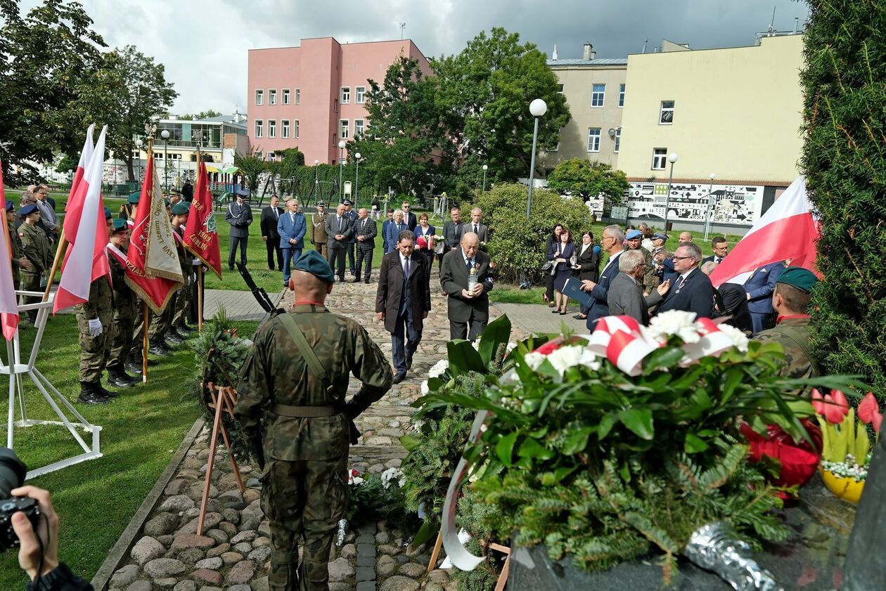  Lublin uczcił 86. rocznicę agresji sowieckiej na Polskę i Dzień Sybiraka (zdjęcie 68) - Autor: DW