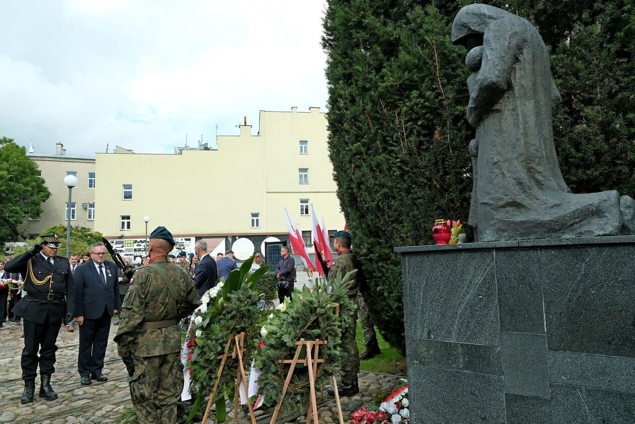  Lublin uczcił 86. rocznicę agresji sowieckiej na Polskę i Dzień Sybiraka (zdjęcie 62) - Autor: DW