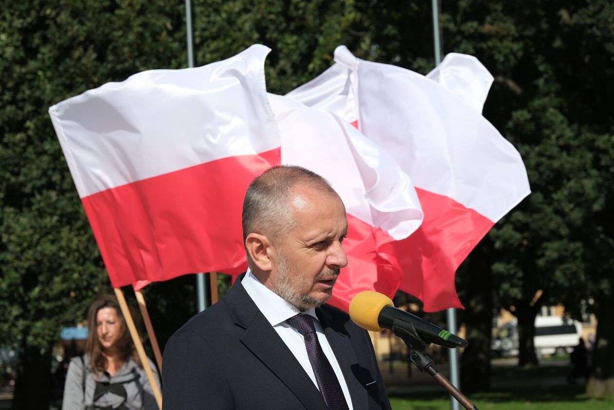  Lublin uczcił 86. rocznicę agresji sowieckiej na Polskę i Dzień Sybiraka (zdjęcie 21) - Autor: DW